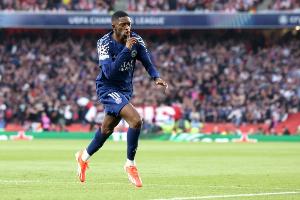 队报：巴黎主场球衣在美国创销售纪录，销量飙升744%